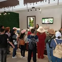 Grupo disfrutando una experiencia turística