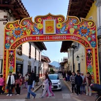 Arco de Feria de los Muertos en un pueblo mágico